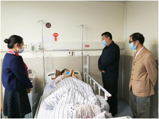 金文杰等到广州中医药大学第一附属医院看望慰问正在住院治疗的医疗